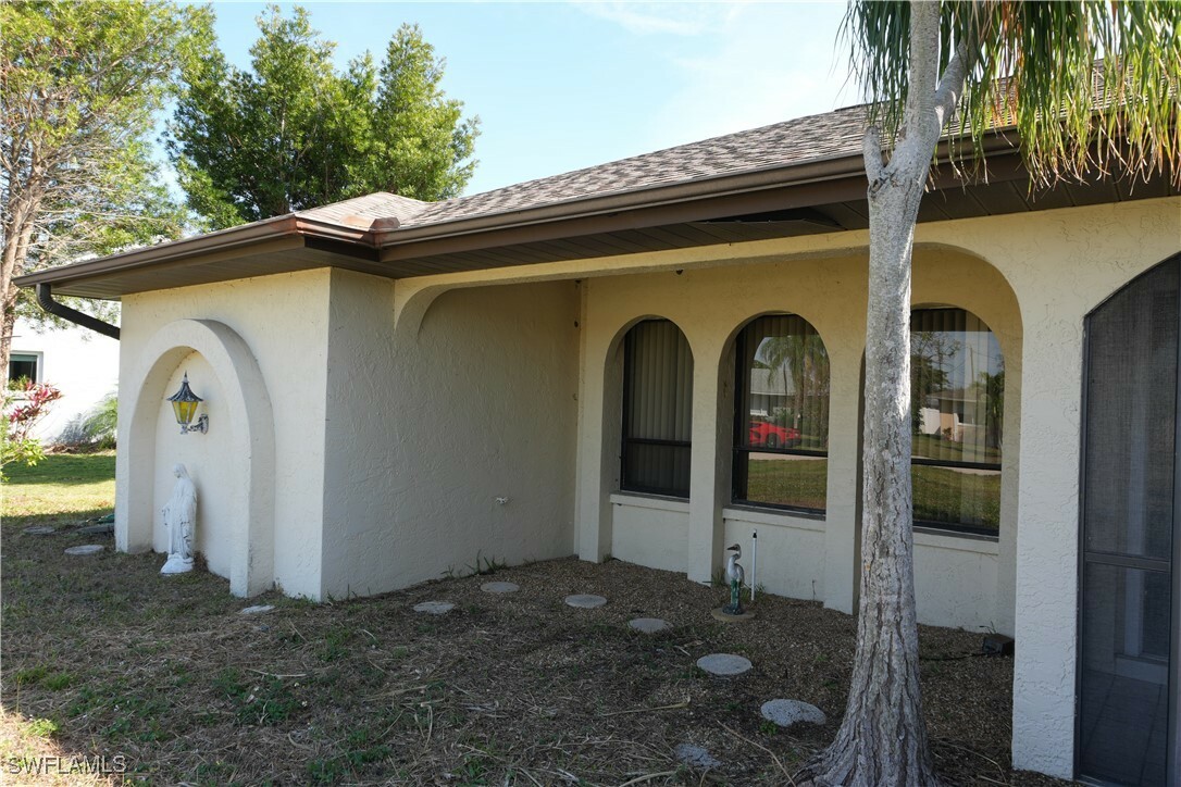 Property Photo:  3827 SE 4th Avenue  FL 33904 