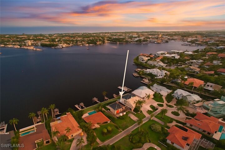 Property Photo: 1535 Dolphin Lane FL 34102