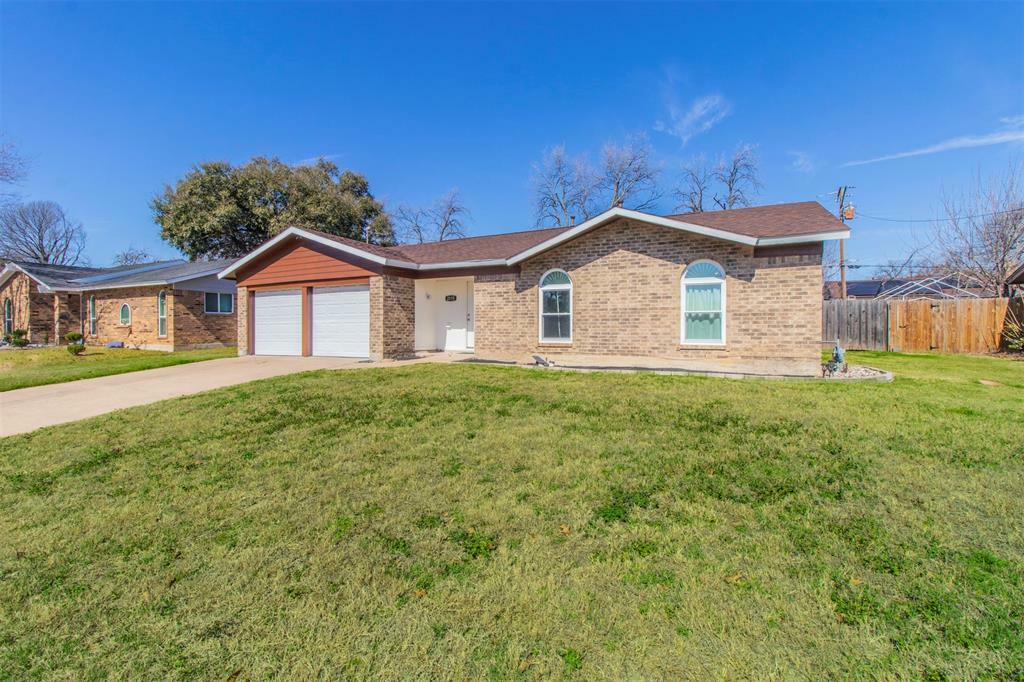 Property Photo:  2115 Bradford Drive  TX 76010 