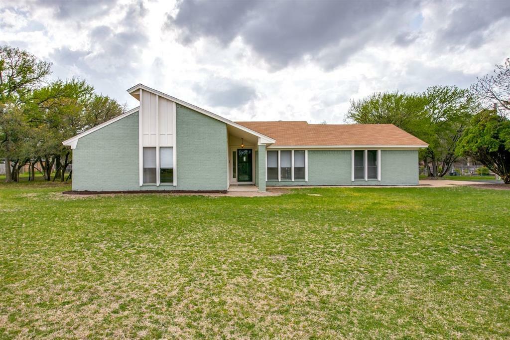 Property Photo:  704 Kings Gate Road  TX 76087 