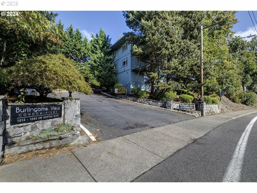 1035 SW Bertha Blvd #4  Portland OR 97219 photo