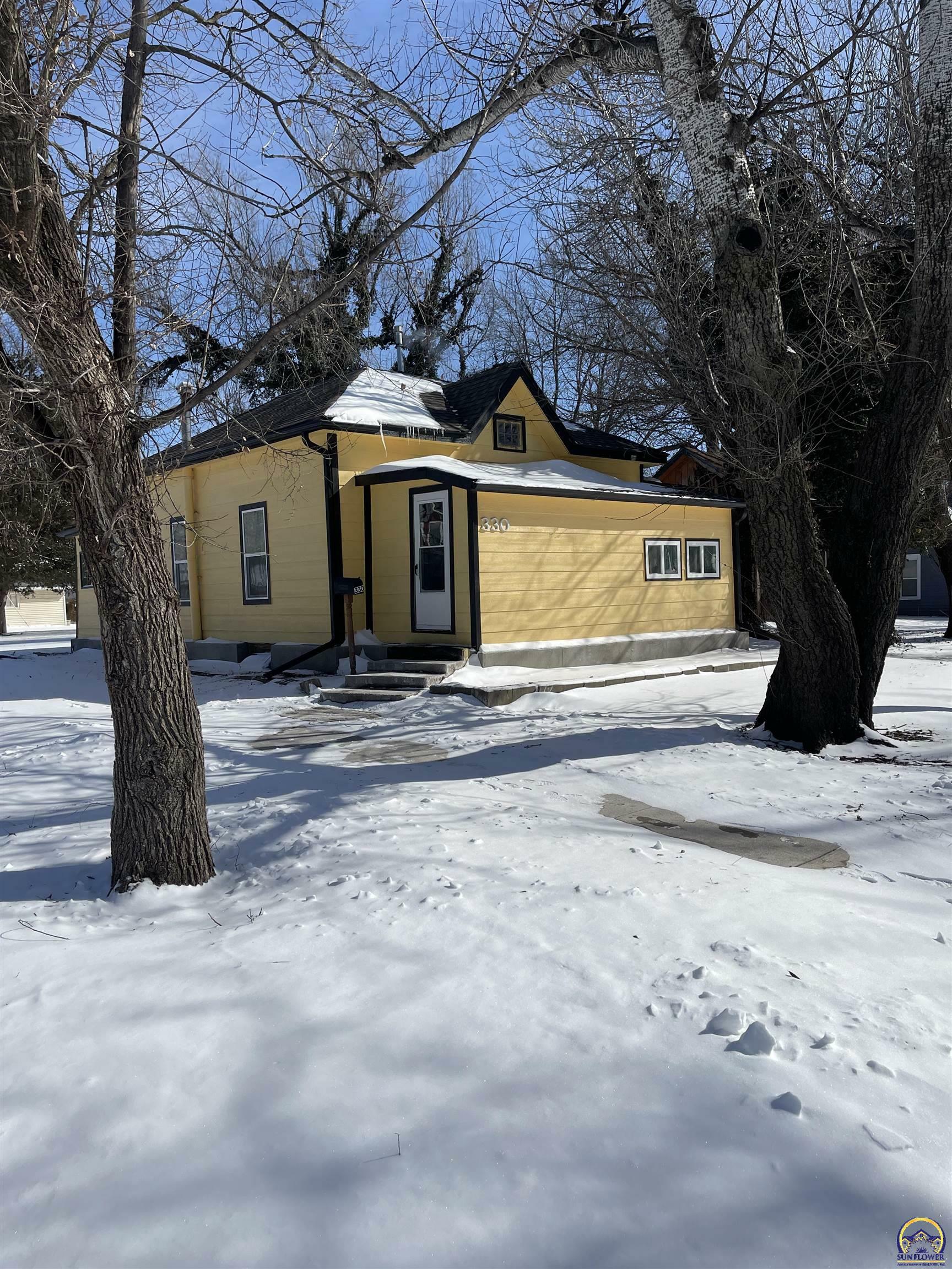 Property Photo: 330 Cottonwood St KS 66801