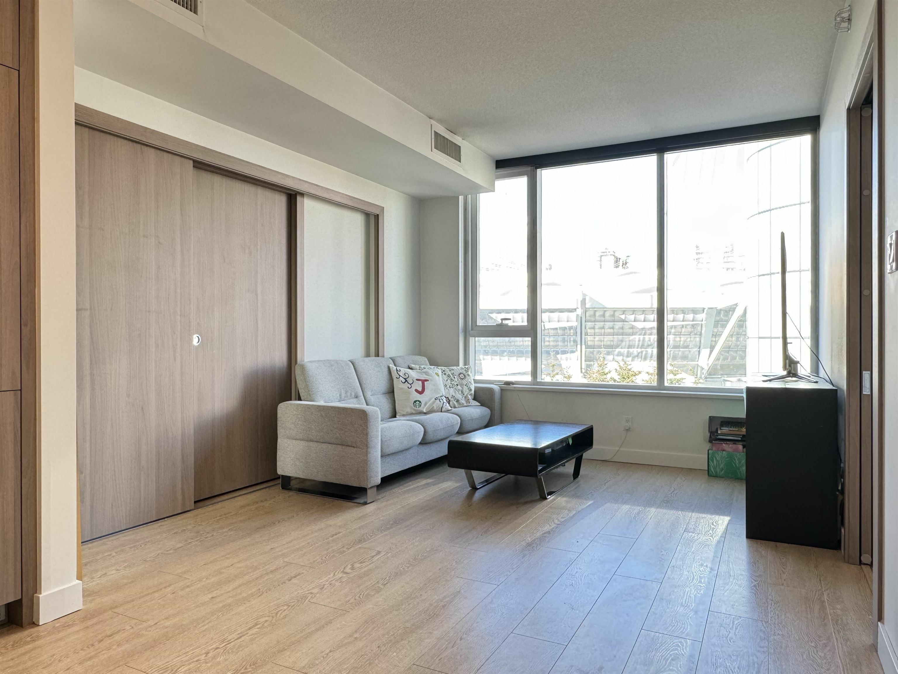 Property Photo: 38 Smithe Street 1755 BC V6B 0P3