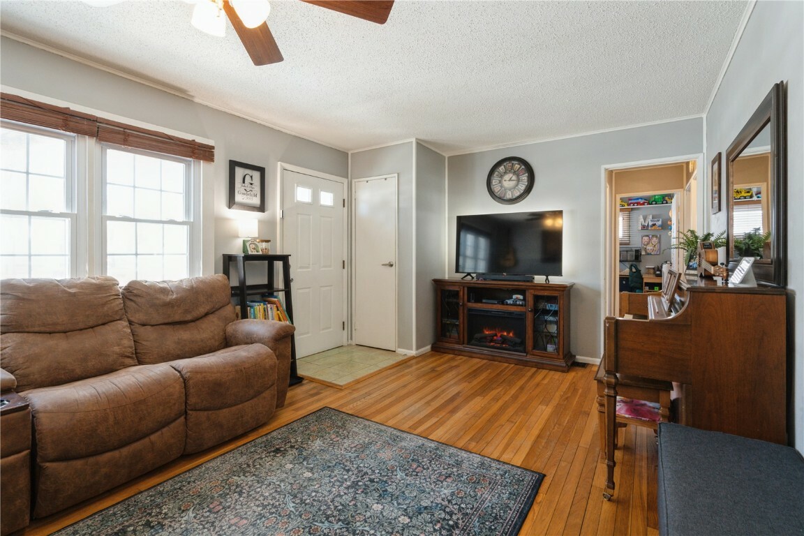 Property Photo:  1414 Franklin Street  IA 52240 