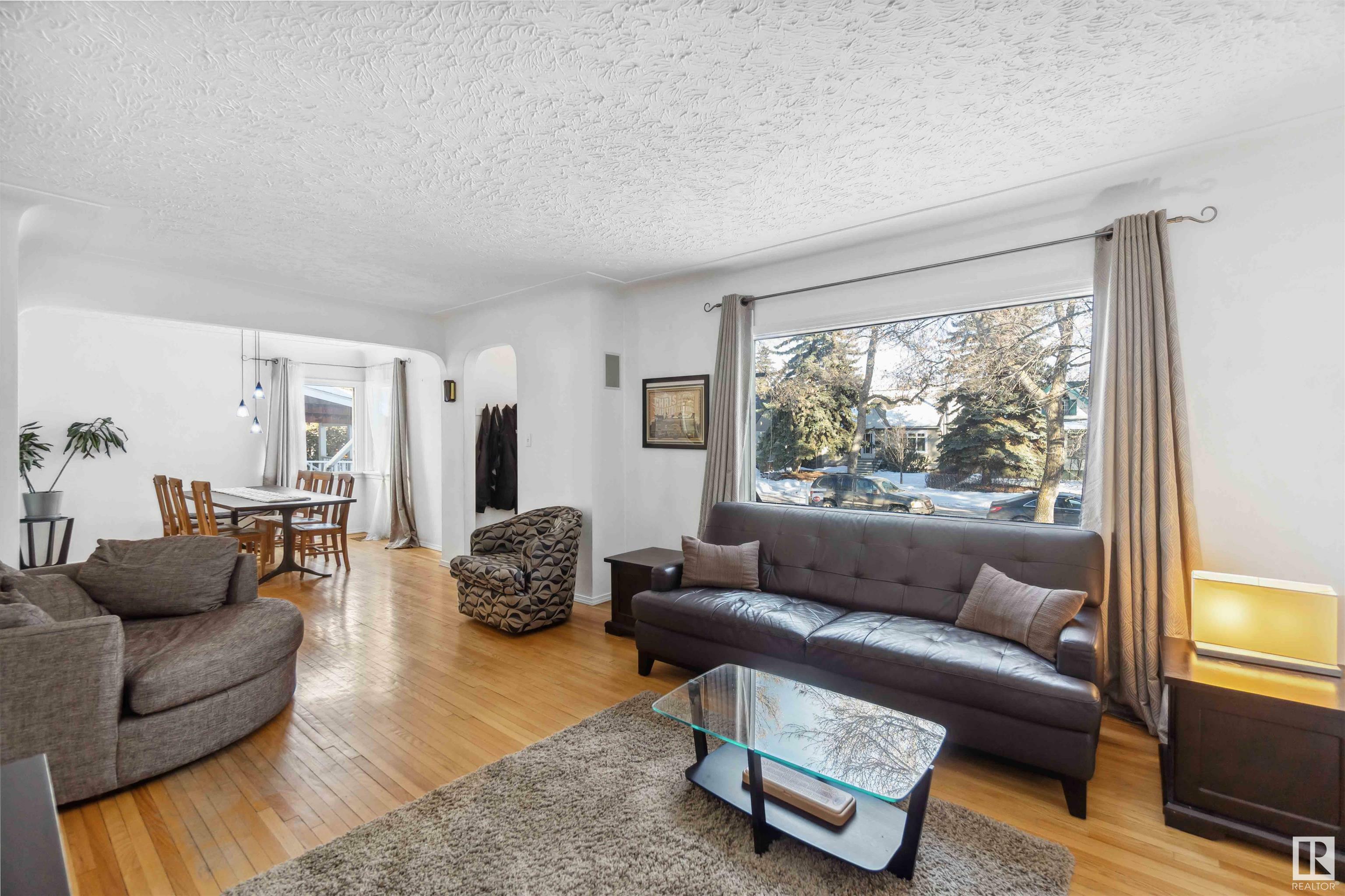 Photo de la propriété:  6542 112A Street NW  AB T6H 4R3 