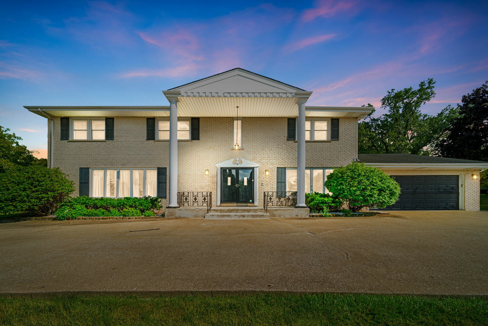 Property Photo: 16 Kingston Drive IL 60523