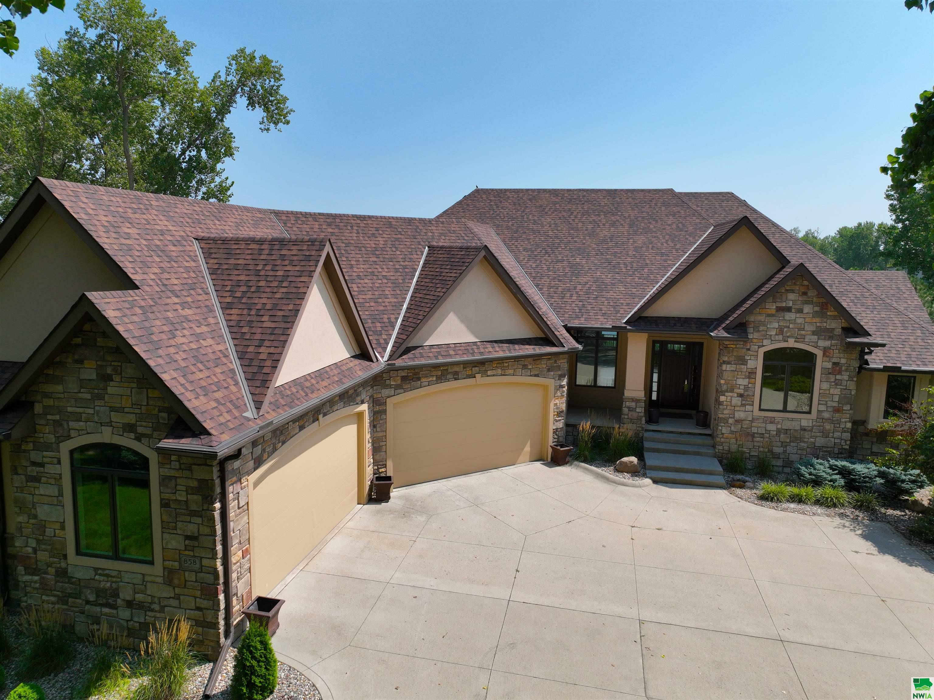 Property Photo: 858 E Sawgrass Trail SD 57049