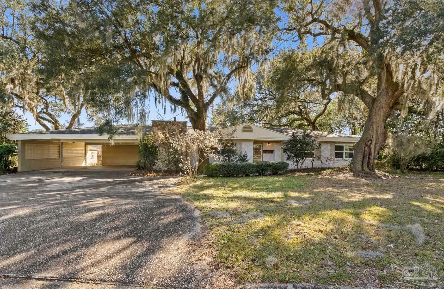 Property Photo: 6617 Ravine St FL 32570