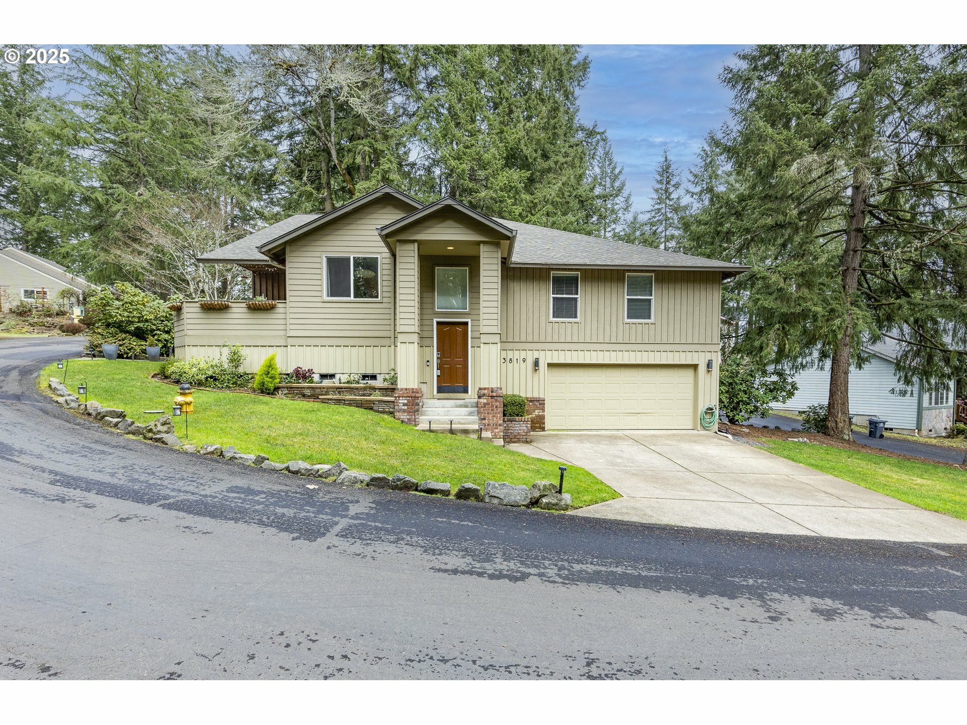 Property Photo: 3819 Ashford Dr OR 97405