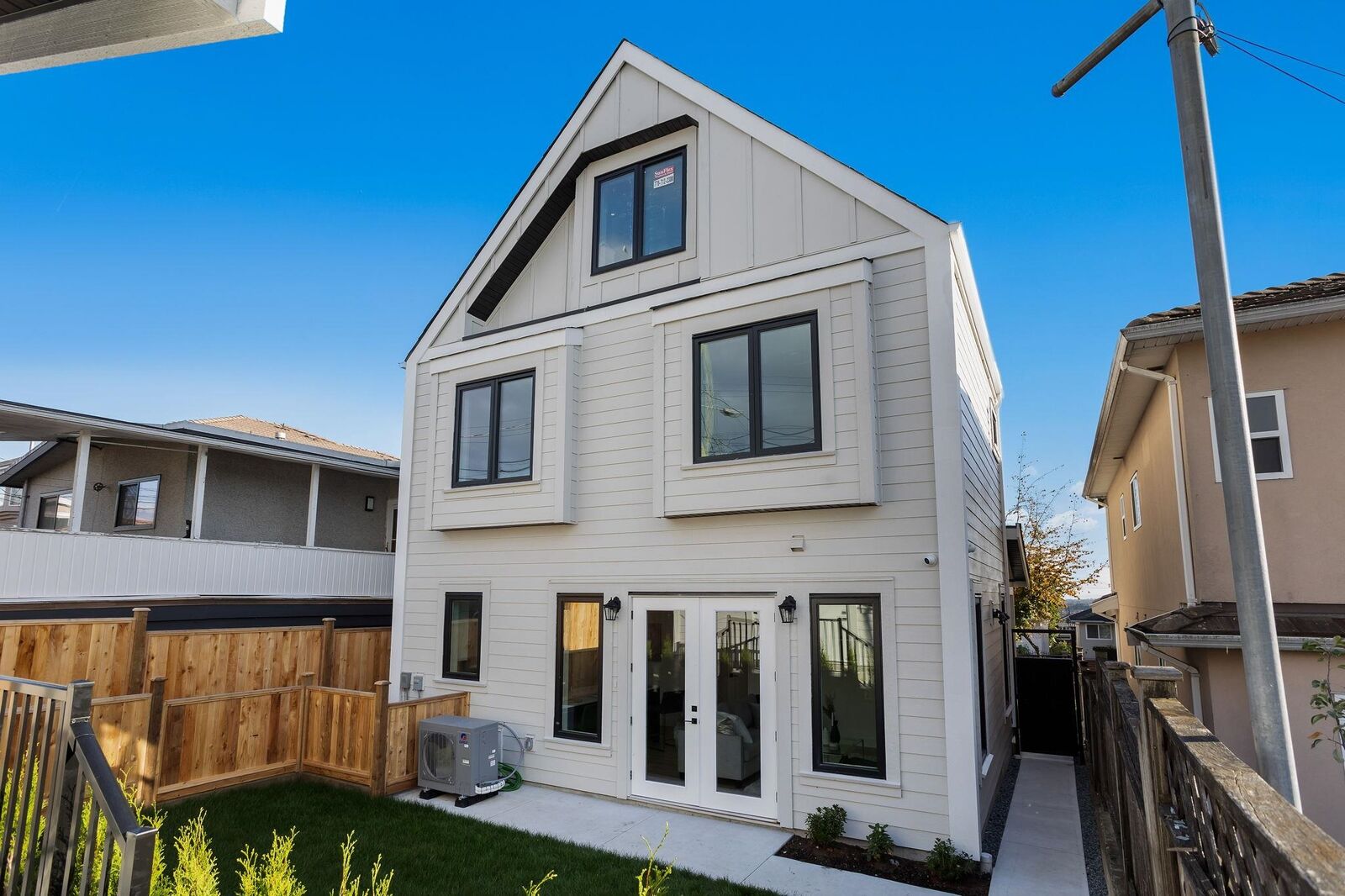 Property Photo: 65 E 58th Avenue 2 BC V5X 1V7