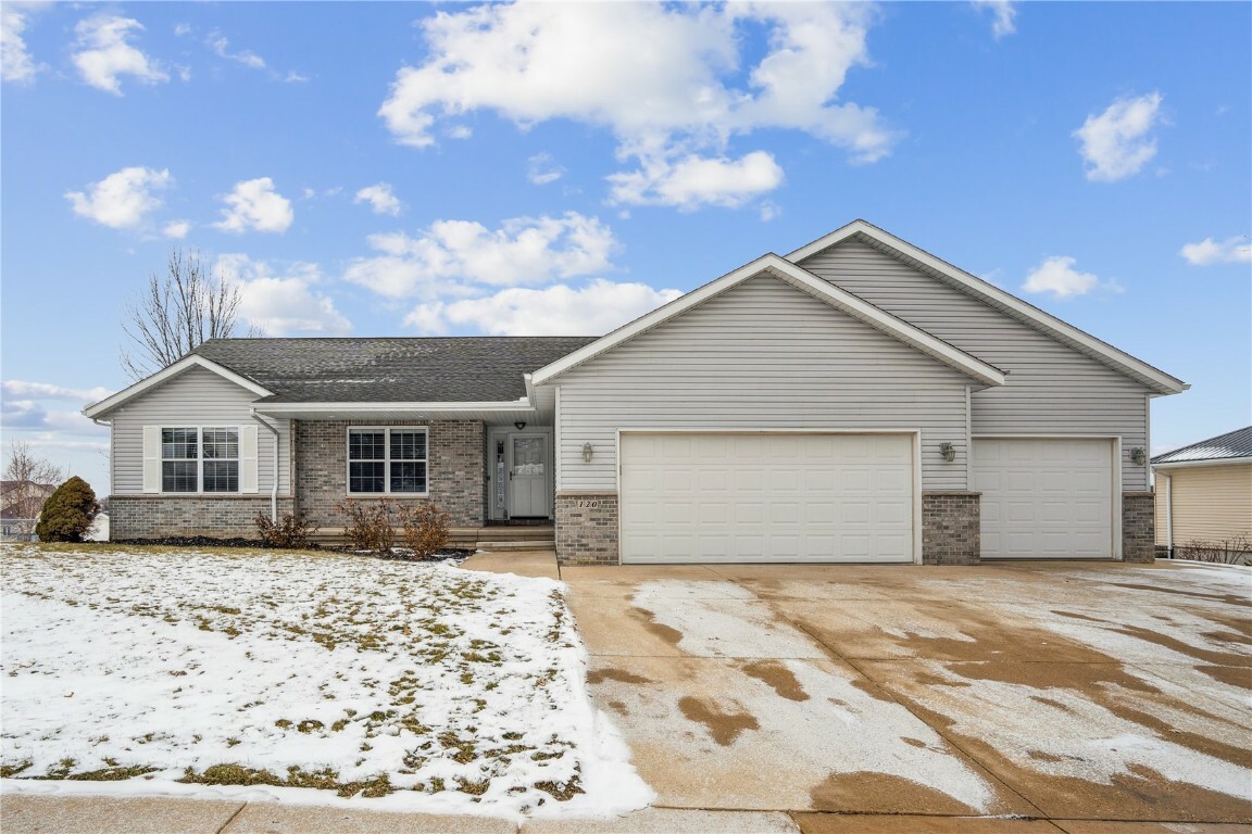 Property Photo:  120 Maple Street SW  IA 52338 