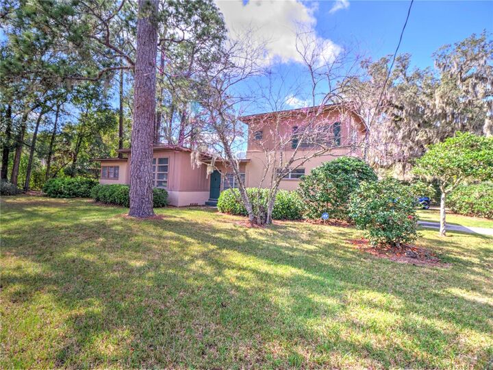Property Photo: 1022 NE 11th Avenue FL 34470