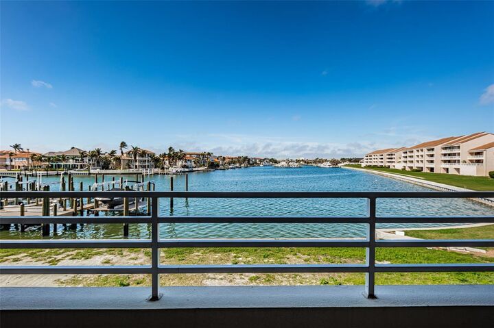 Property Photo: 2775 Kipps Colony Drive S 105 FL 33707