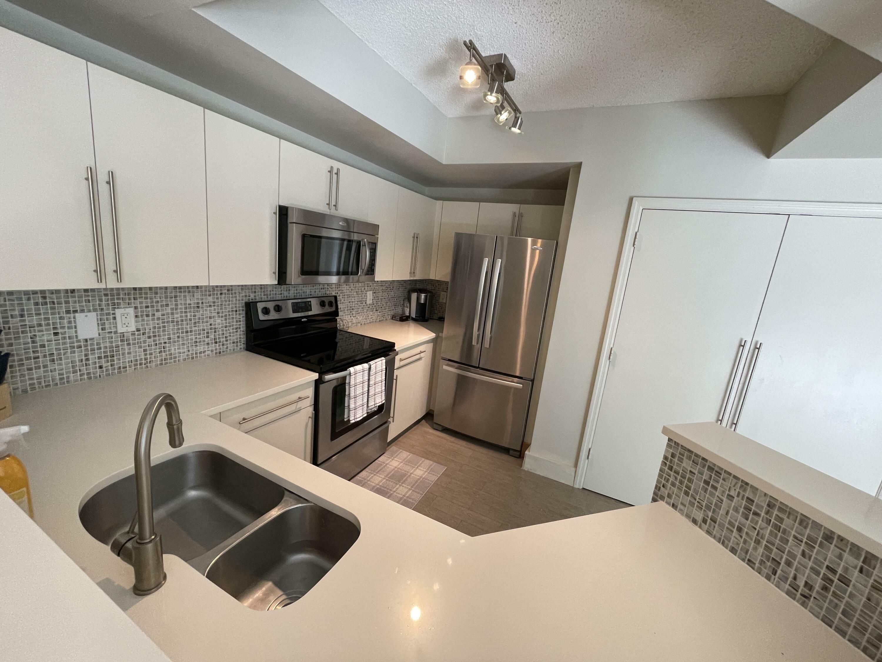 Property Photo:  780 S Sapodilla Avenue 404  FL 33401 