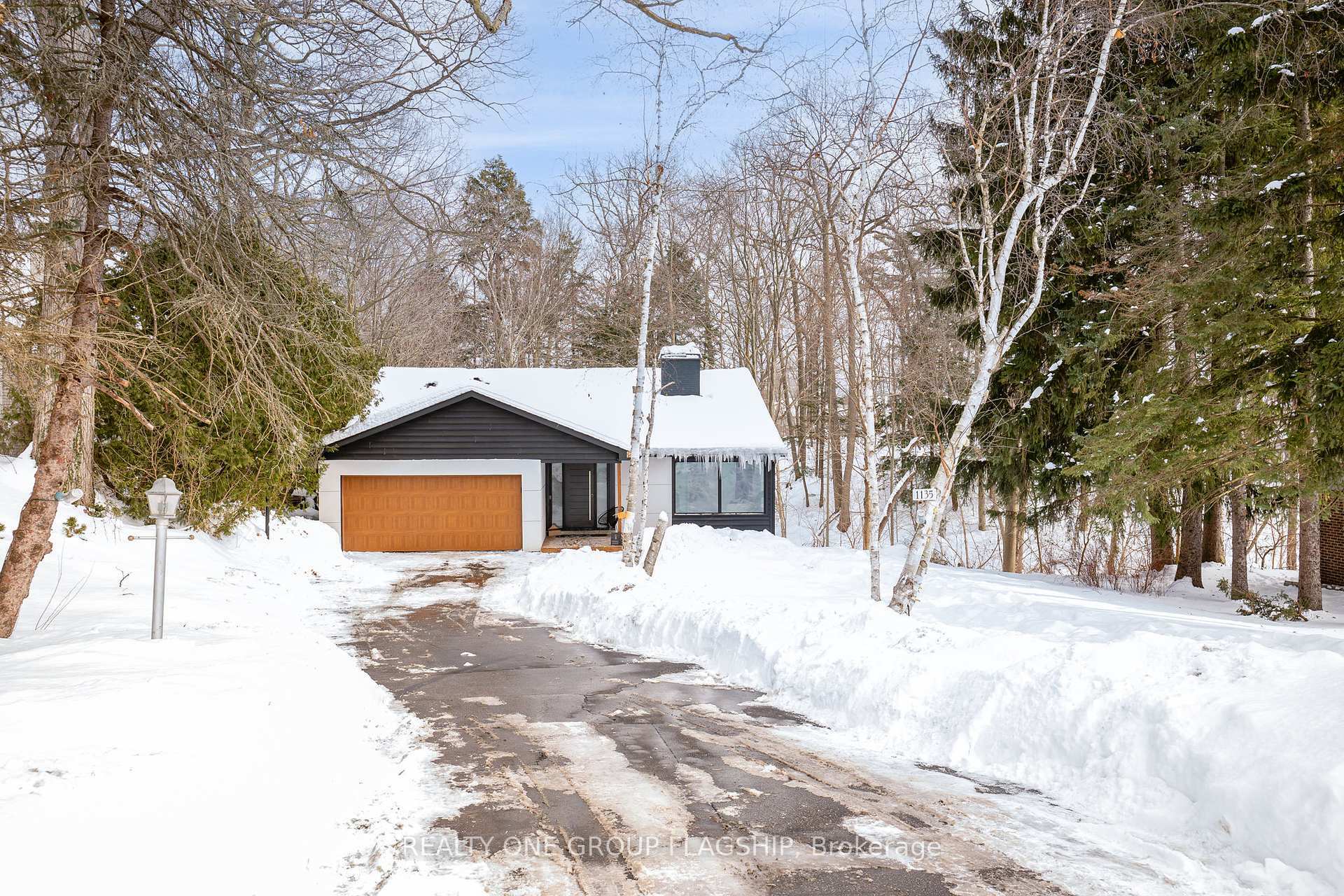 Property Photo: 1135 Greenoaks Dr ON L5J 3A1