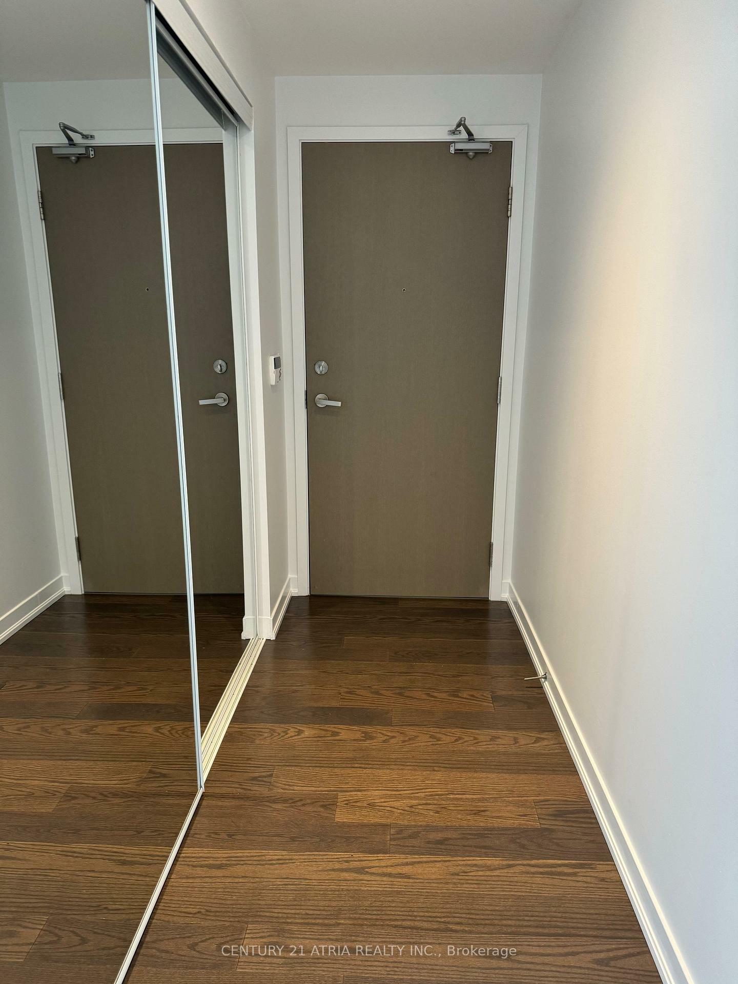 Property Photo: 100 Harbour St 6604 ON M5J 0B5