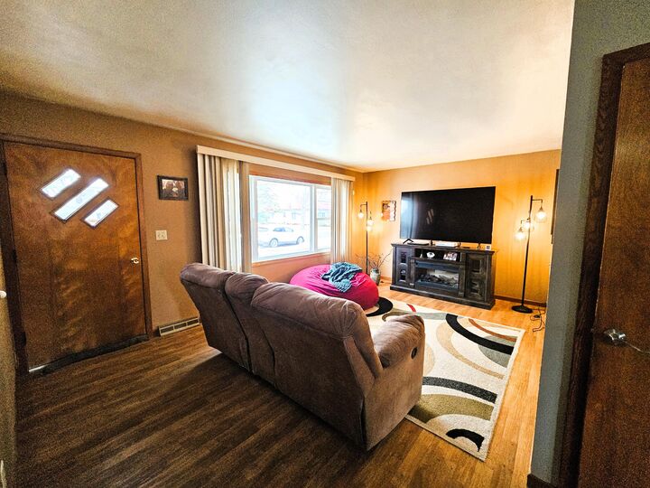 Property Photo: 407 5th St SD 57437