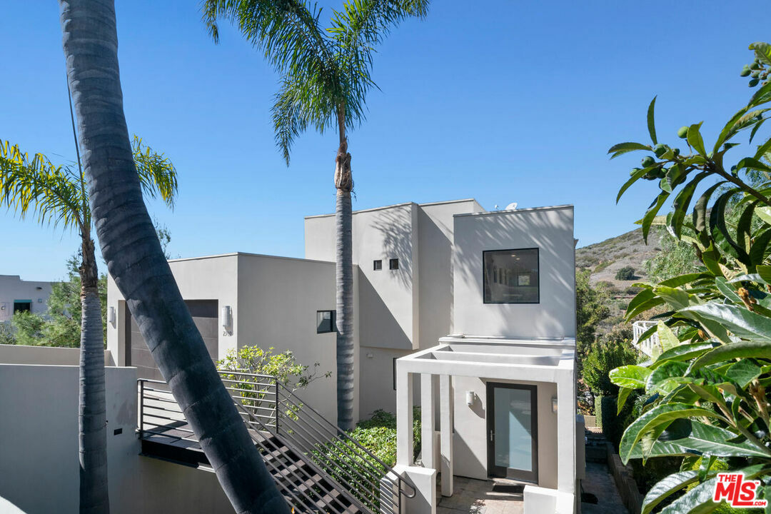 Property Photo: 2909 Valmere Dr CA 90265