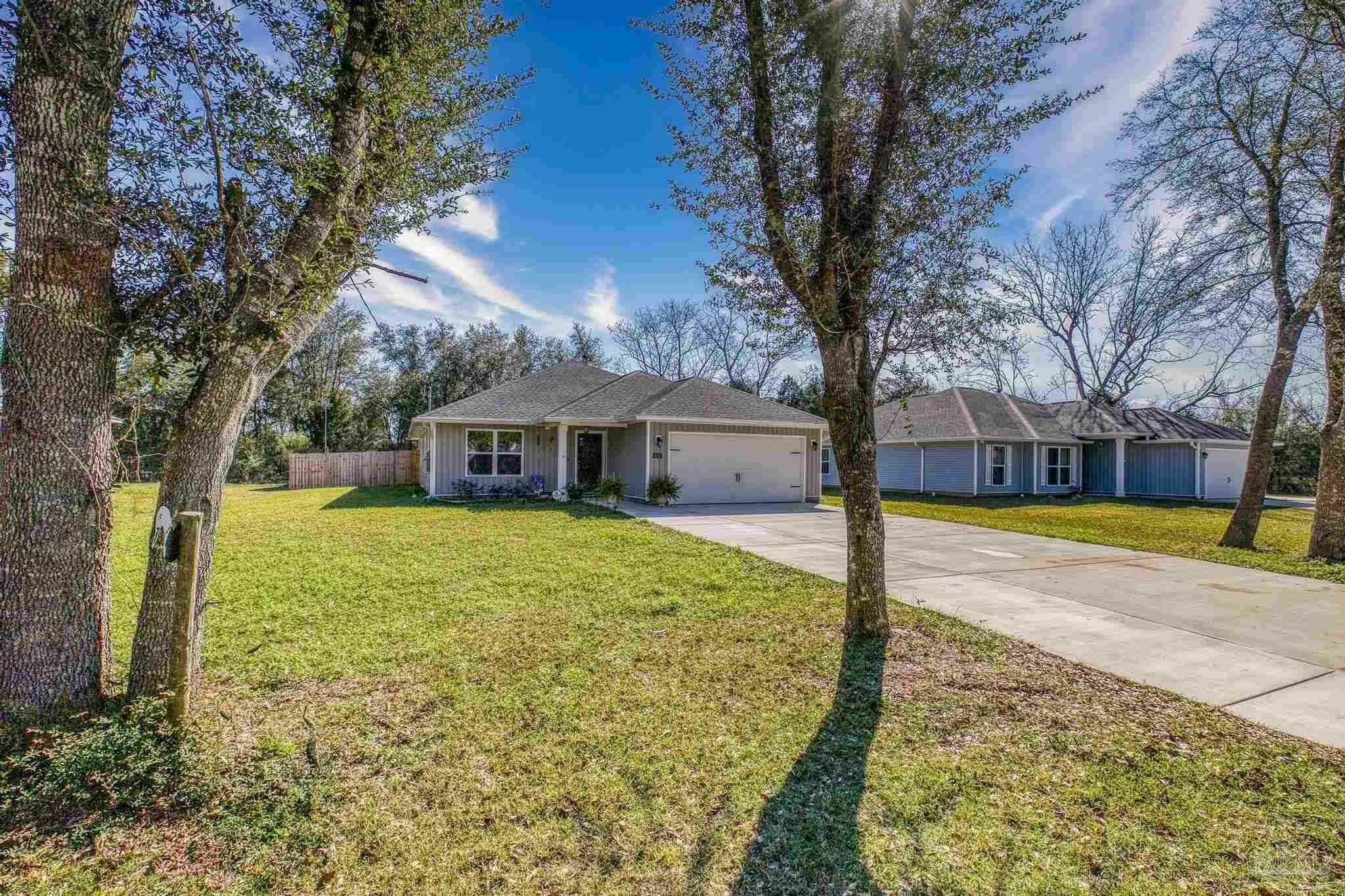 Property Photo: 4758 W Lynn Dr FL 32583