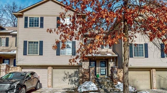 Property Photo: 7022 Colonial Oaks Drive 5 MI 48327