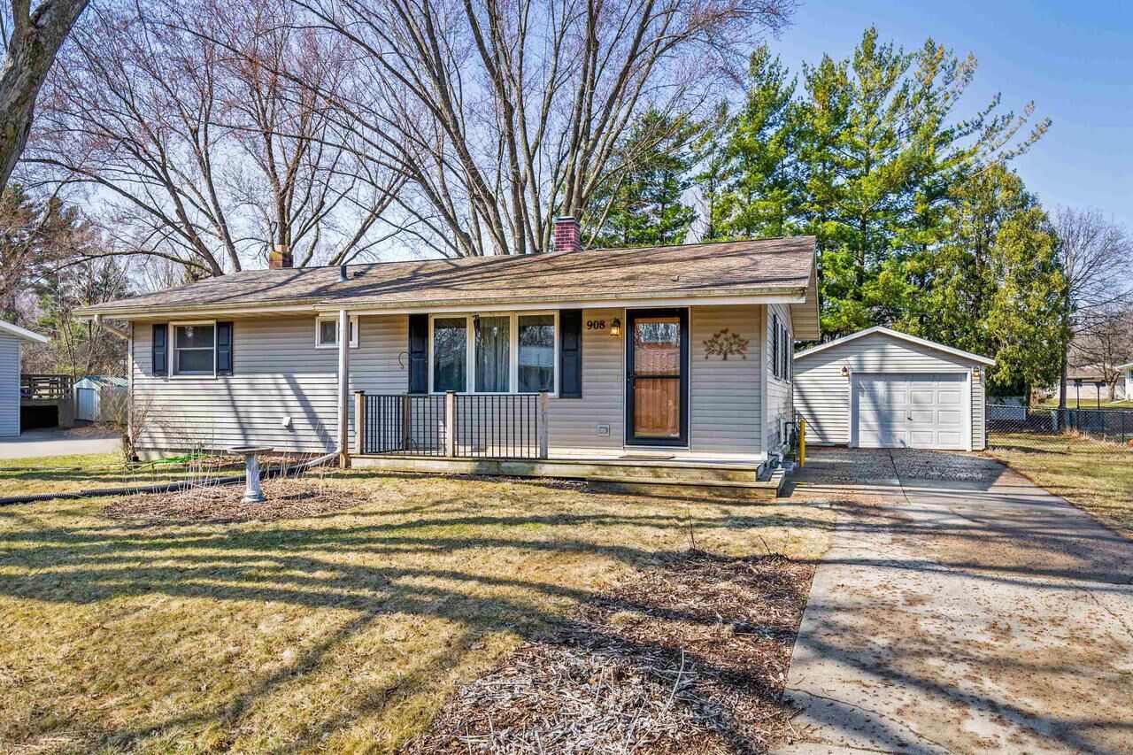 Property Photo:  908 North Madison Street  WI 53589 