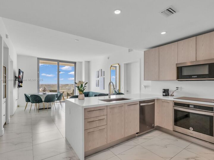 Property Photo: 2000 Metropica Way 1507 FL 33323