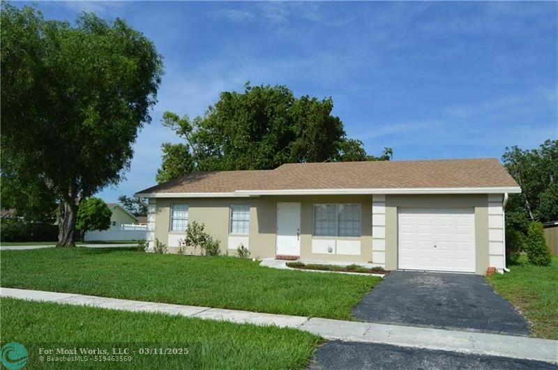 Property Photo:  19376 Delaware Cir  FL 33434 