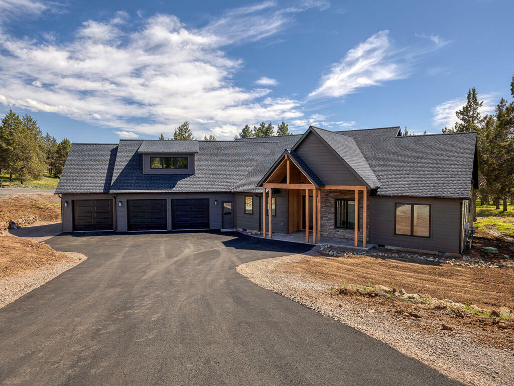 Property Photo: 1168 Paper Birch Way OR 97601