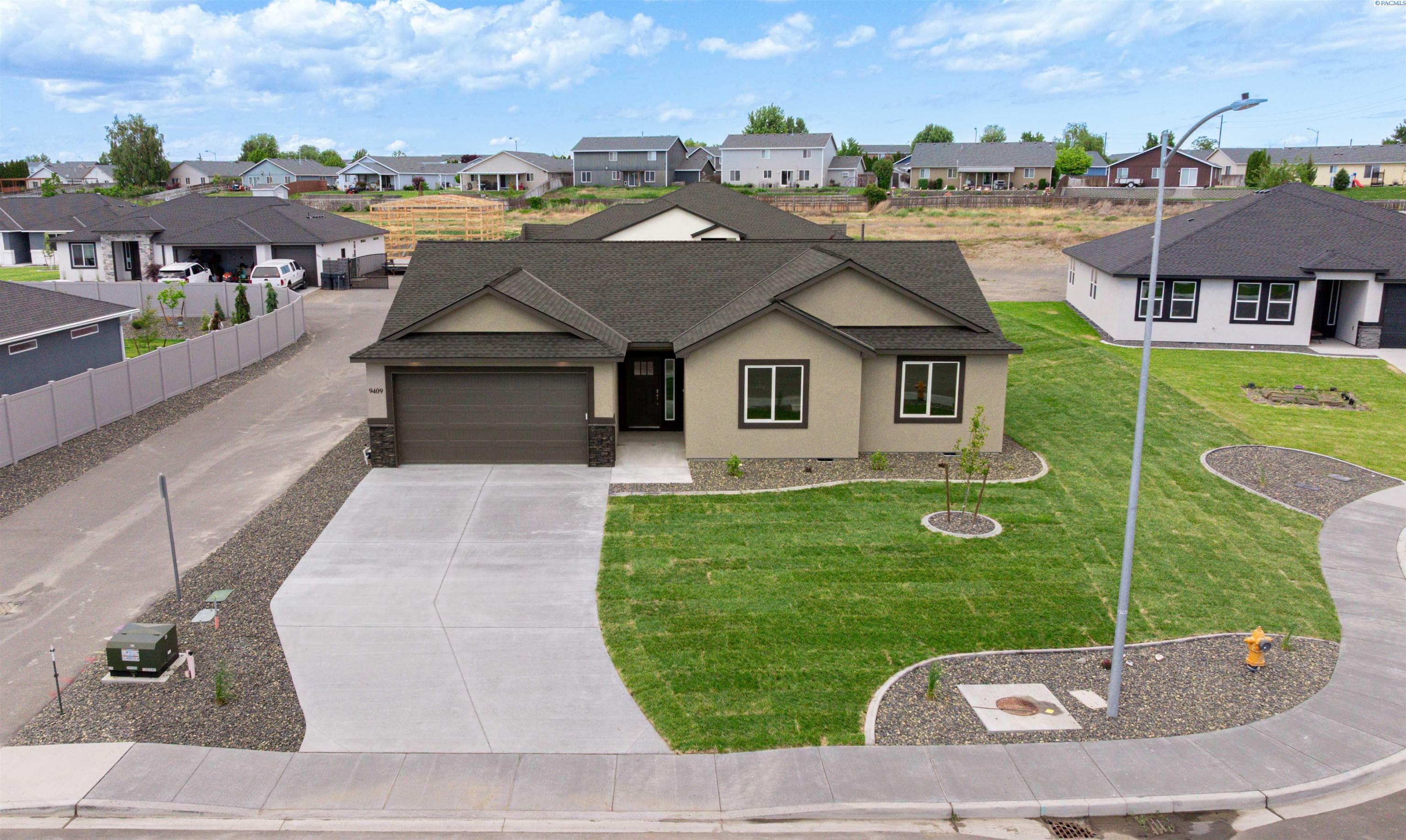 Property Photo: 9409 Balflour Ct WA 99301