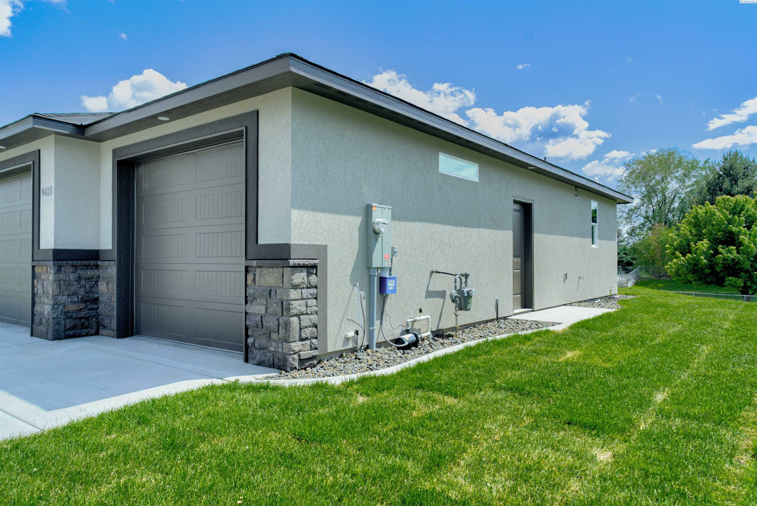 Property Photo: 9418 Balflour Ct WA 99301