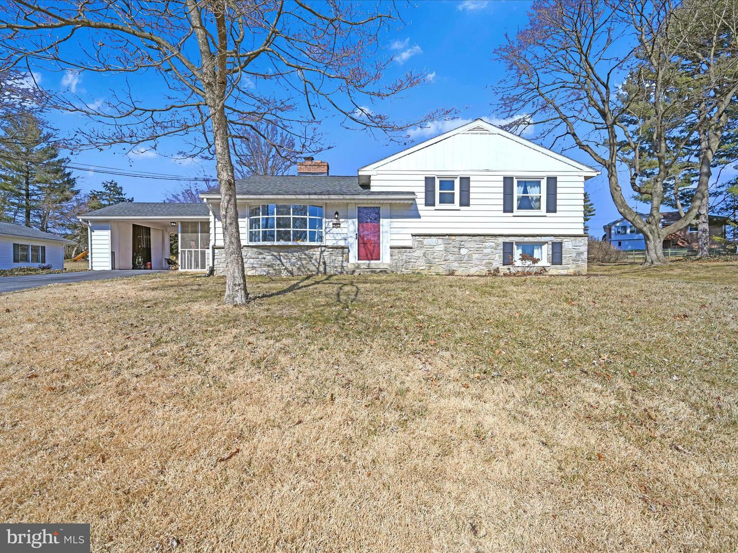 Property Photo: 1807 Mayflower Circle PA 17603