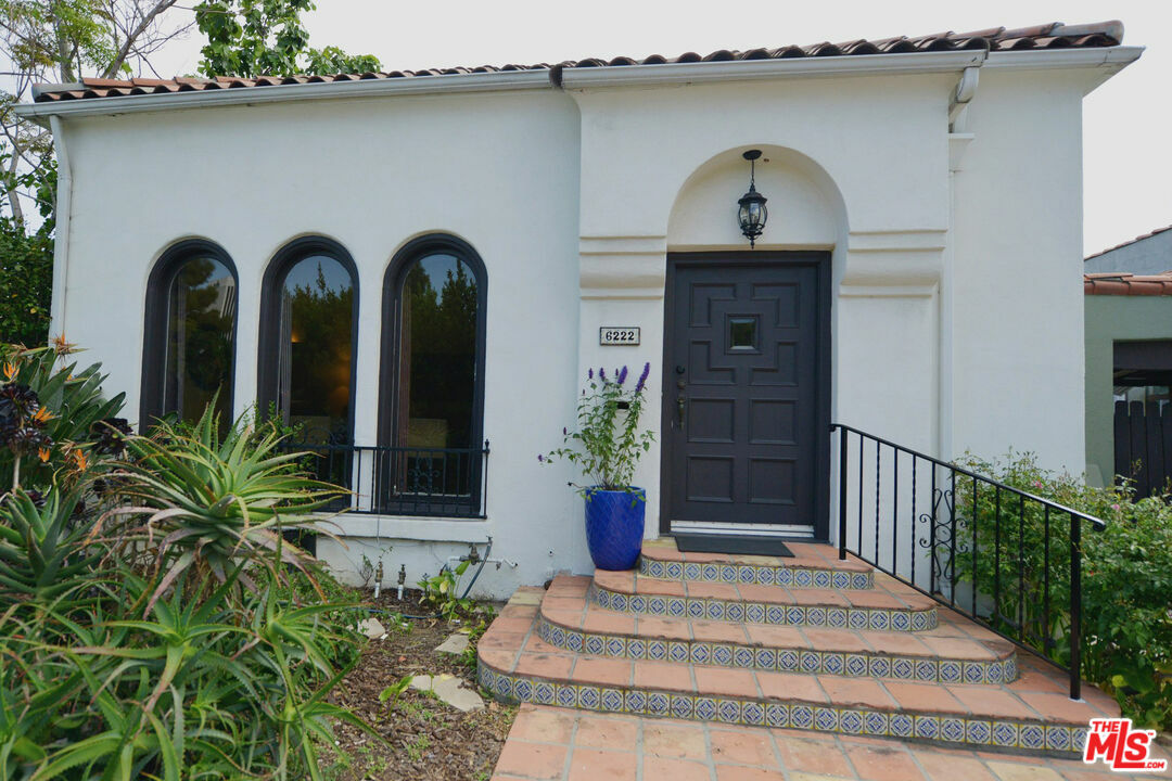 Property Photo:  6222 San Vicente Blvd  CA 90048 