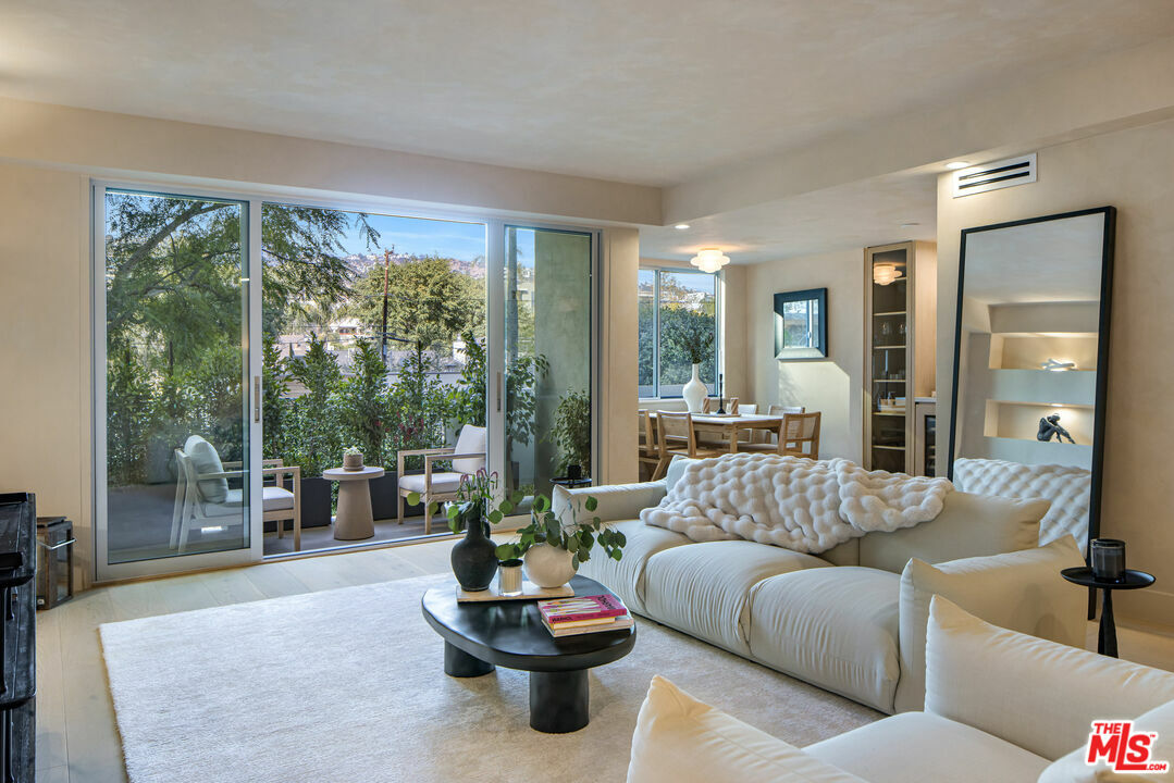 Property Photo:  818  N Doheny Dr 205  CA 90069 