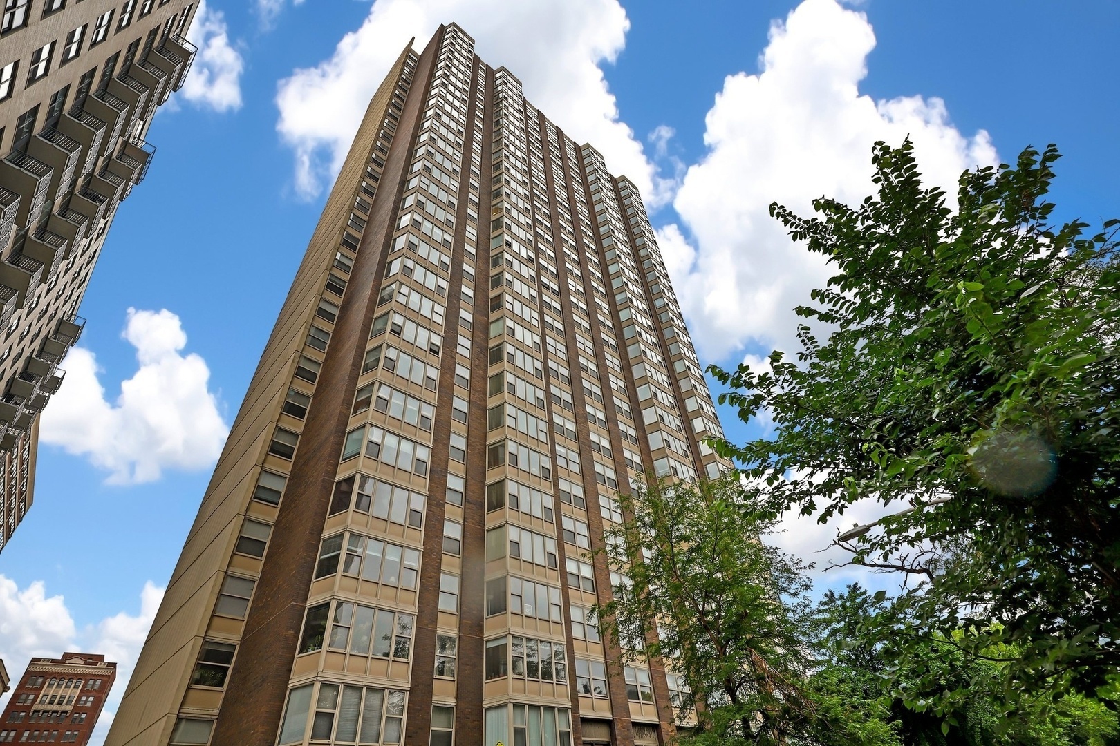 Property Photo: 525 W Hawthorne Place 1208 IL 60657