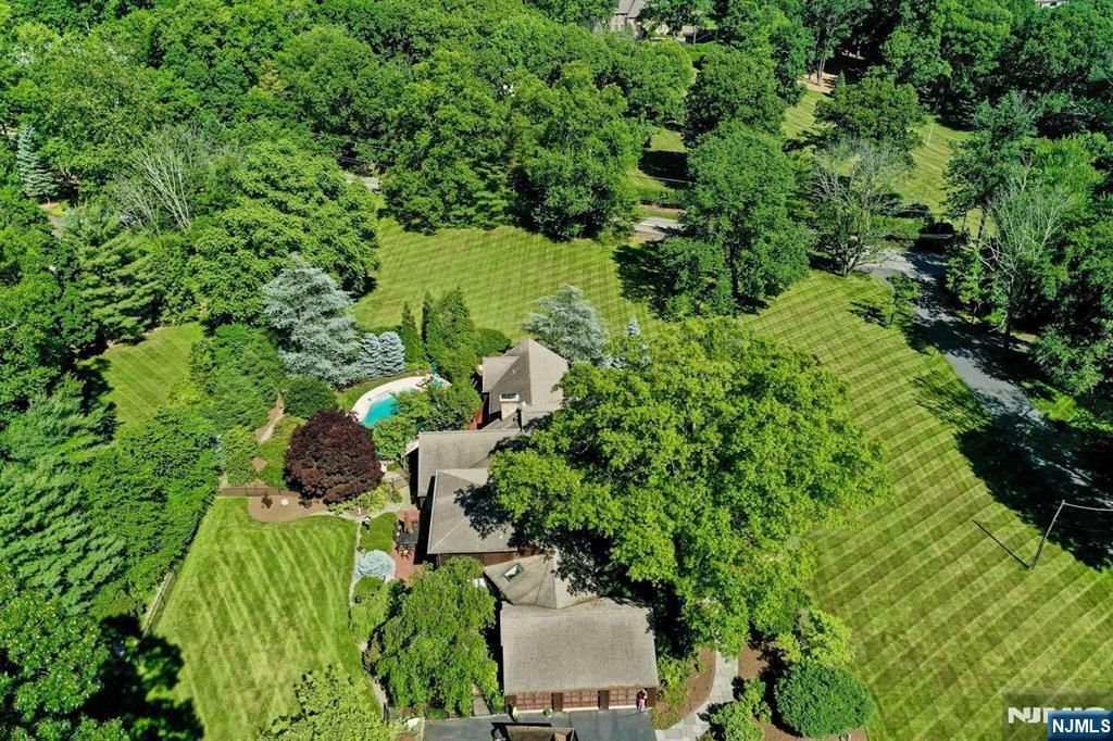 33 Woodfield Lane  Saddle River NJ 07458 photo