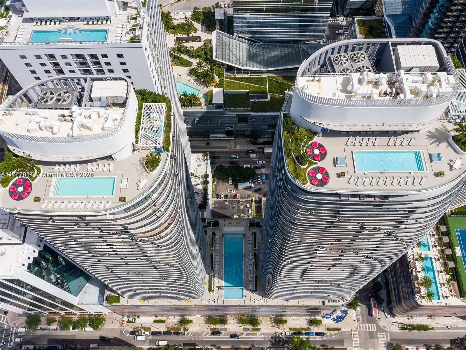 Property Photo:  45 SW 9th St 4703  FL 33130 