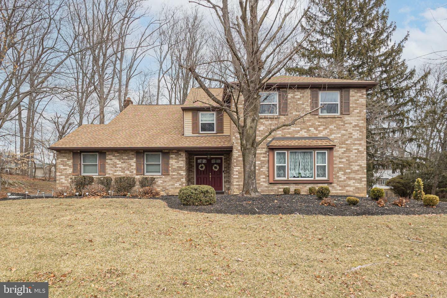 Property Photo: 1092 Glen Oak Drive PA 19067