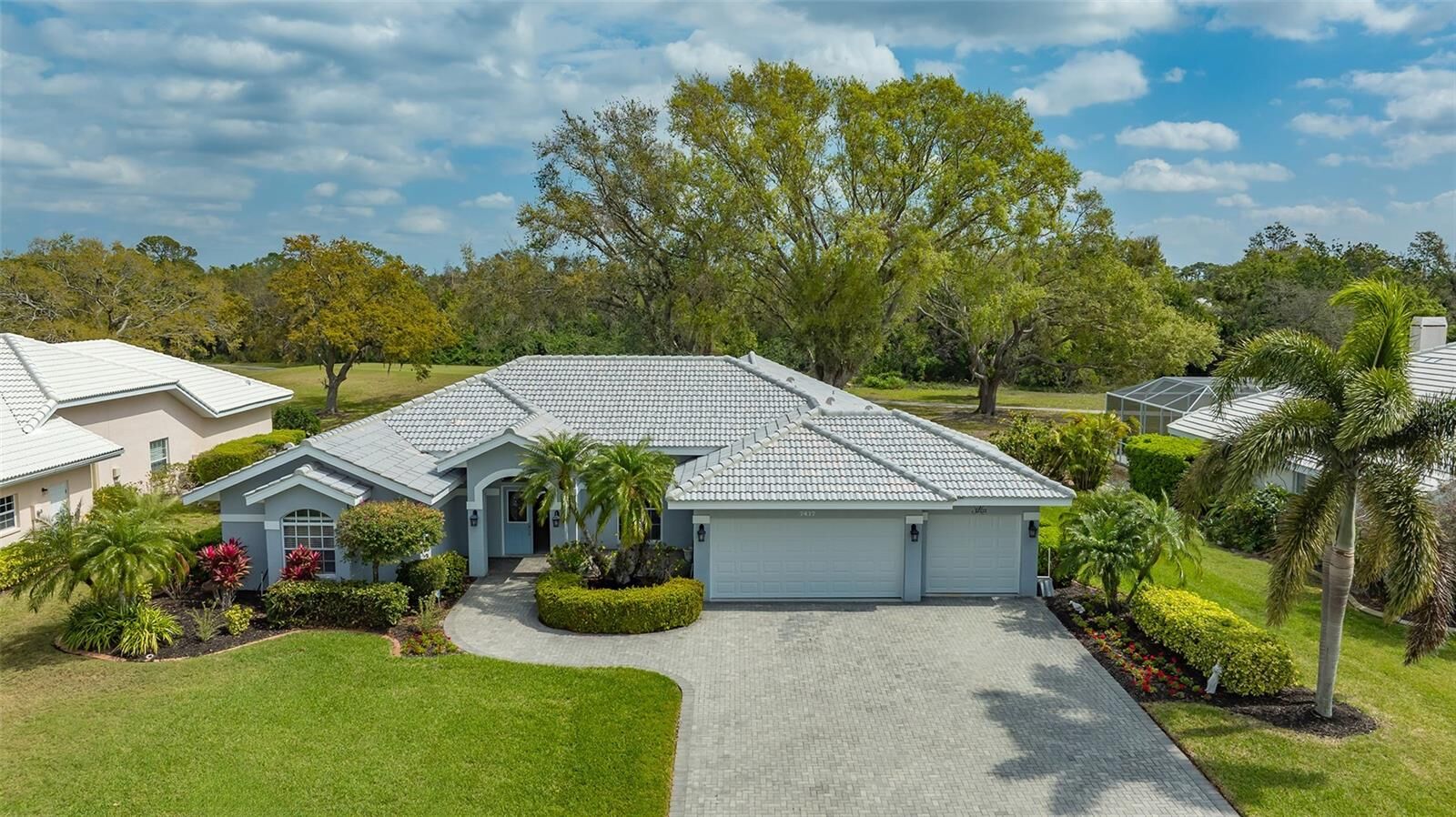 Property Photo: 7417 Links Court FL 34243