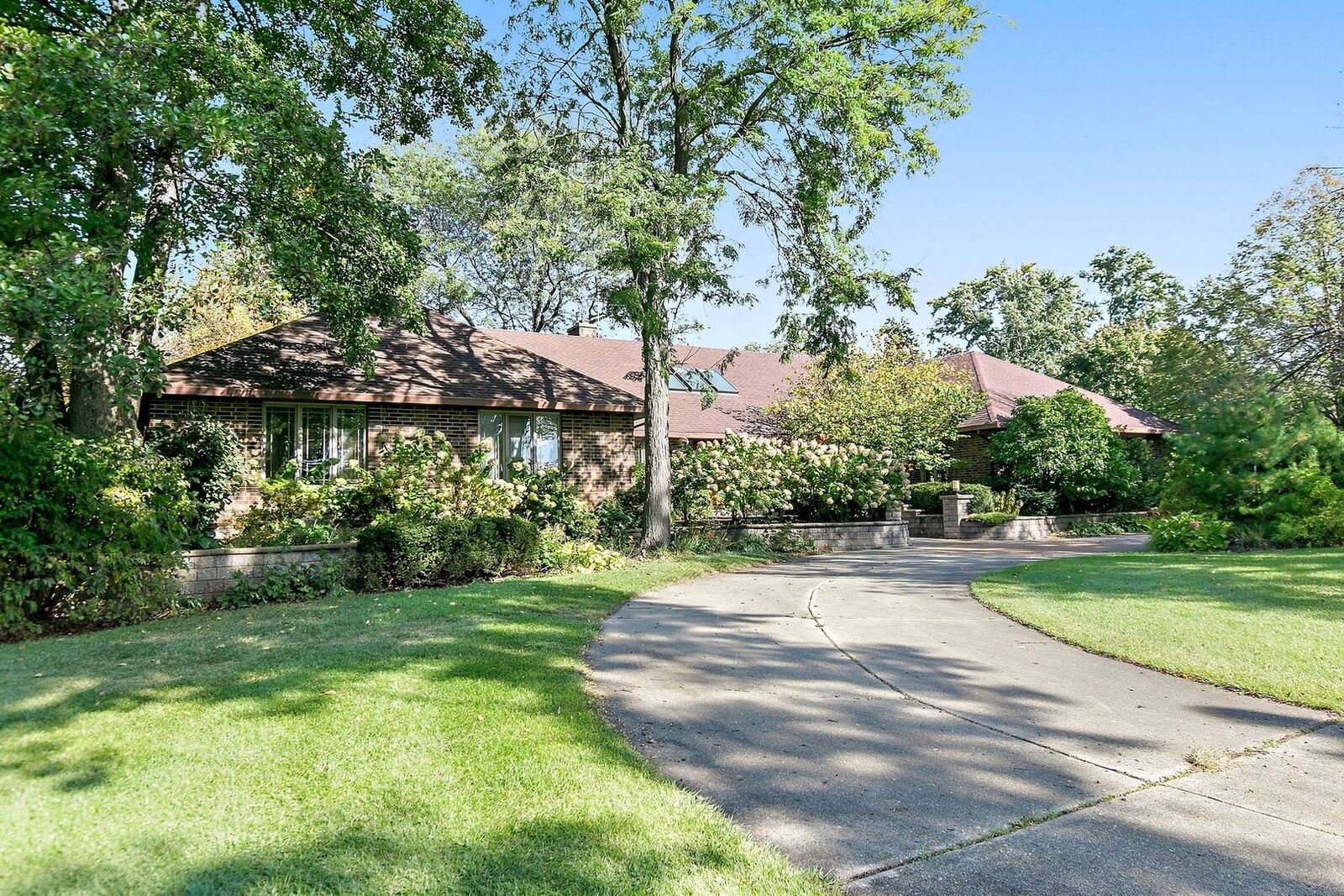 Property Photo: 572 Glen Eagles Court IL 60067