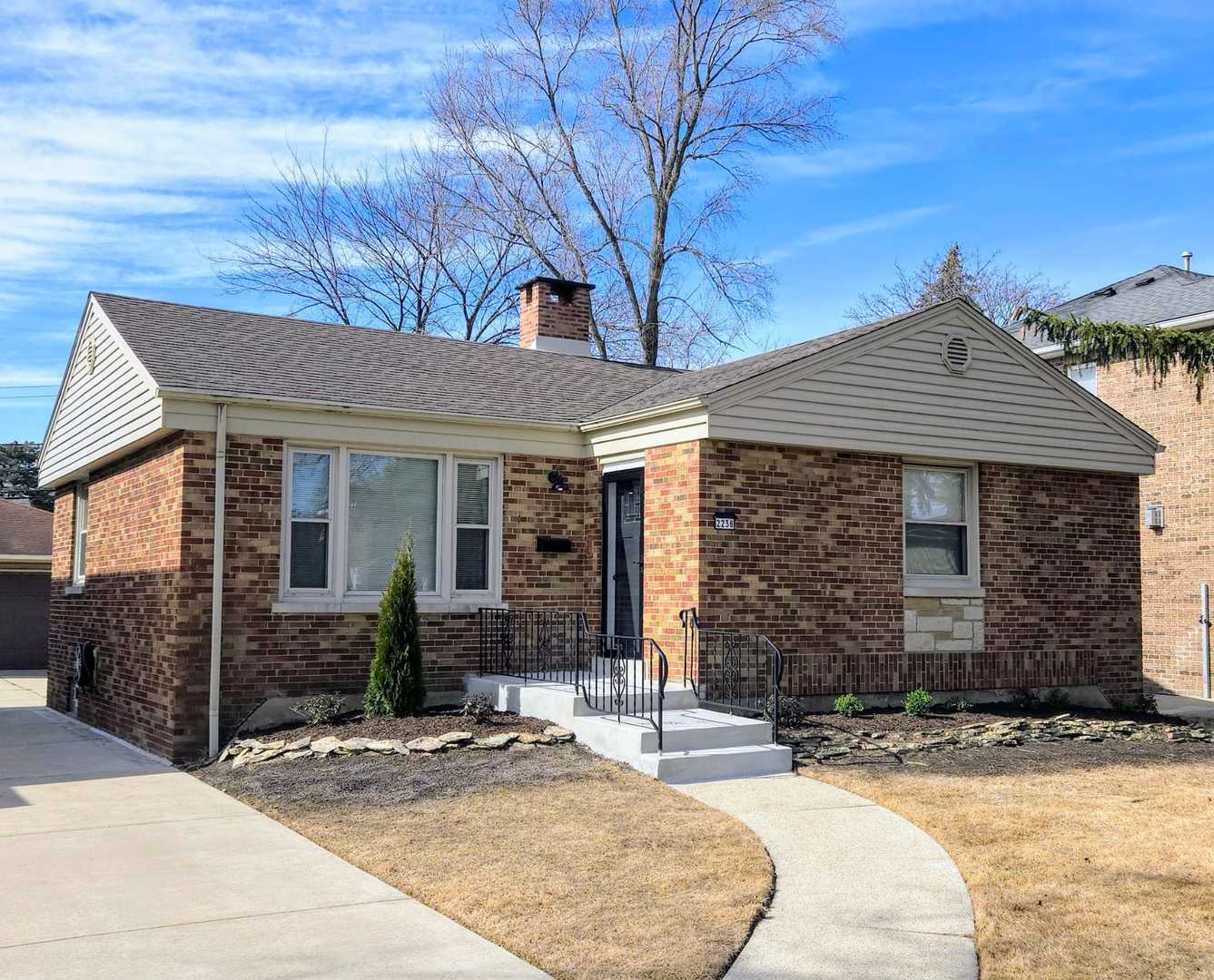 Property Photo: 2238 Stratford Avenue IL 60154