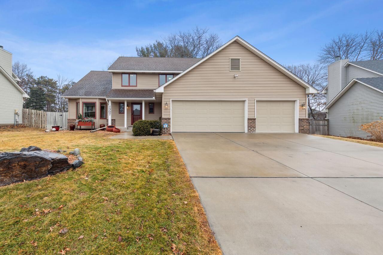 Property Photo:  1307 Saddlebrook Lane  MN 55125 