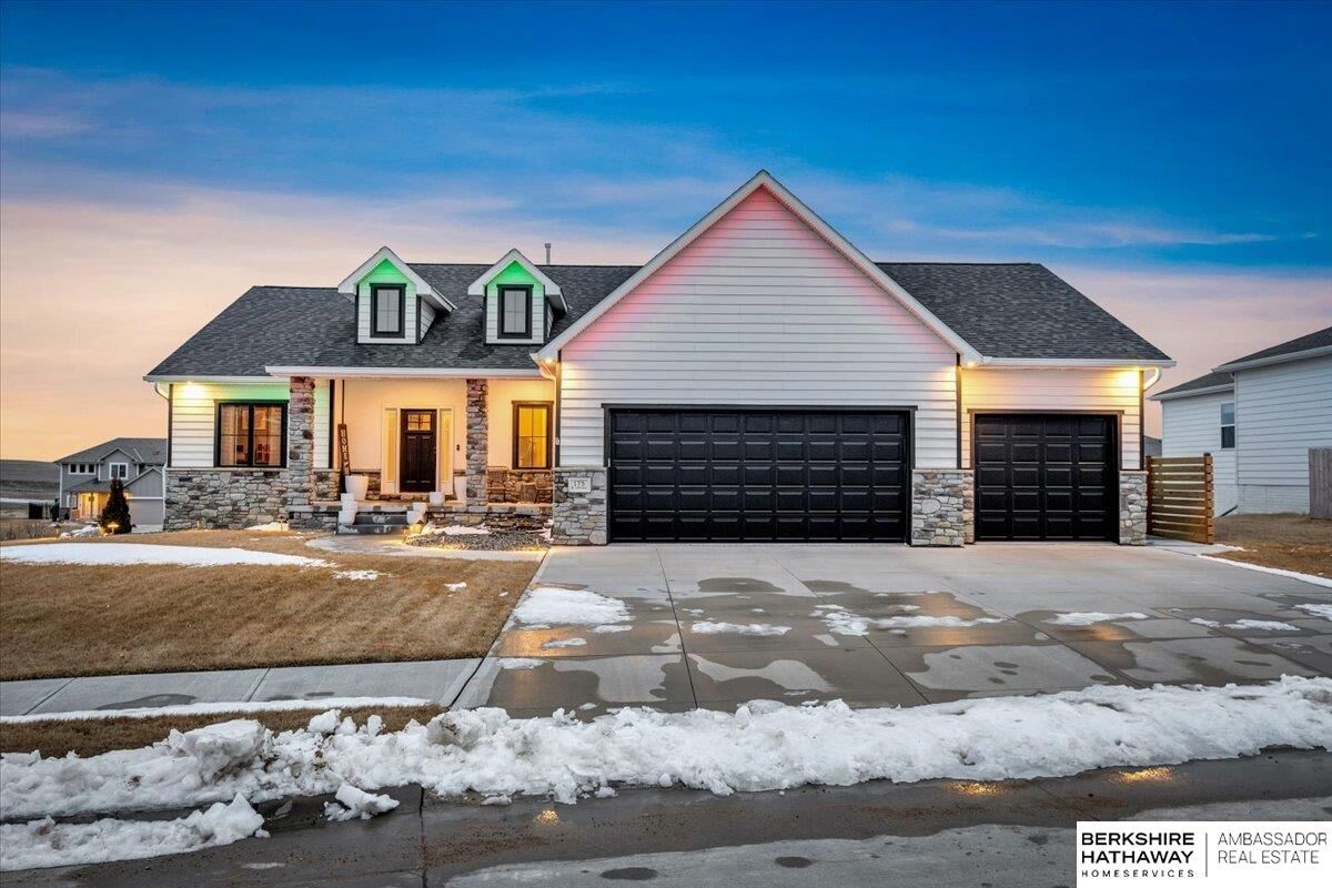 Property Photo: 175 N 10th Avenue NE 68059