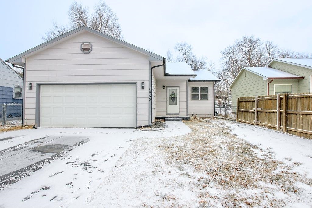 Property Photo:  1450 N Green St  KS 67204 