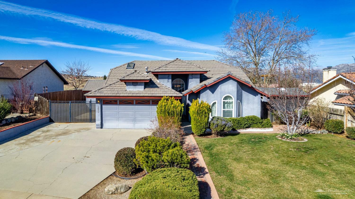 Property Photo: 1073 Hickory Ave CA 93561