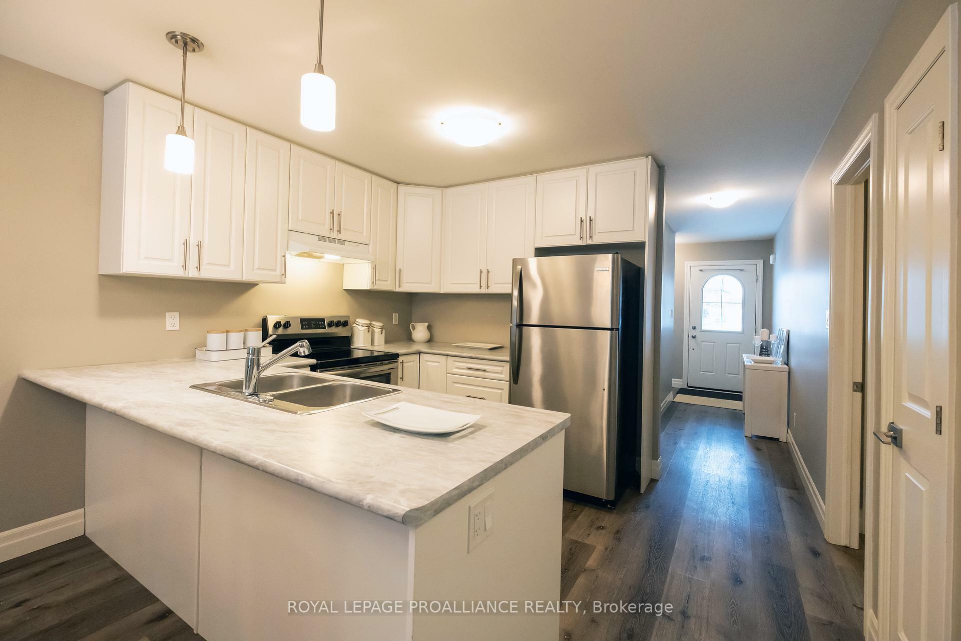 Property Photo: 7 Hillside Meadows Drive ON K8V 0J5