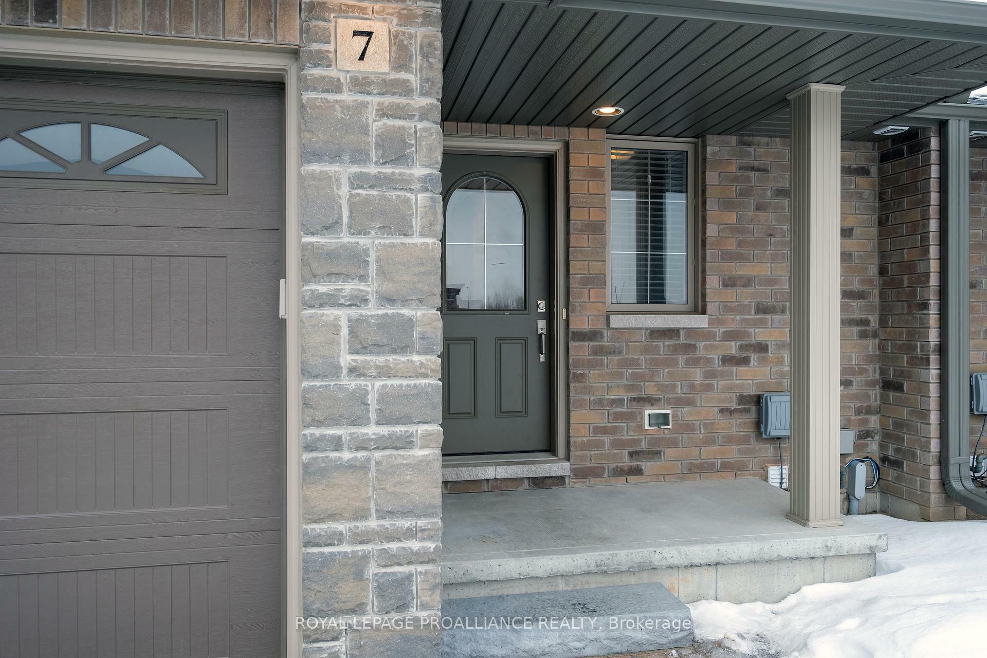 Property Photo: 7 Hillside Meadows Drive ON K8V 0J5