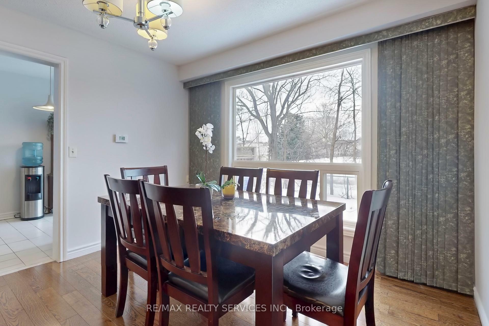 28 Heathcliffe Square  Brampton ON L6S 5P7 photo