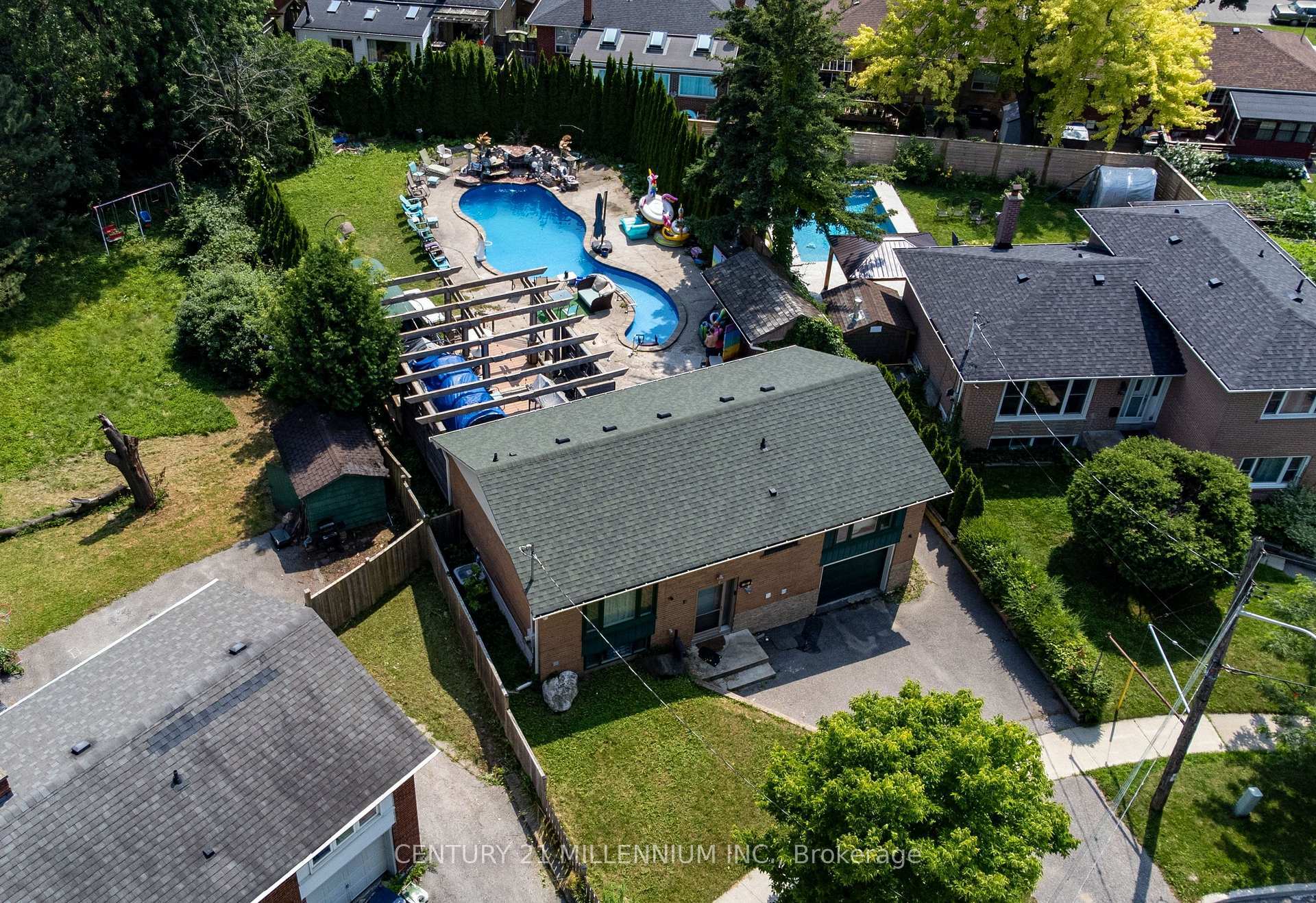 Photo de la propriété: 15 Benary Crescent ON M1H 1K9