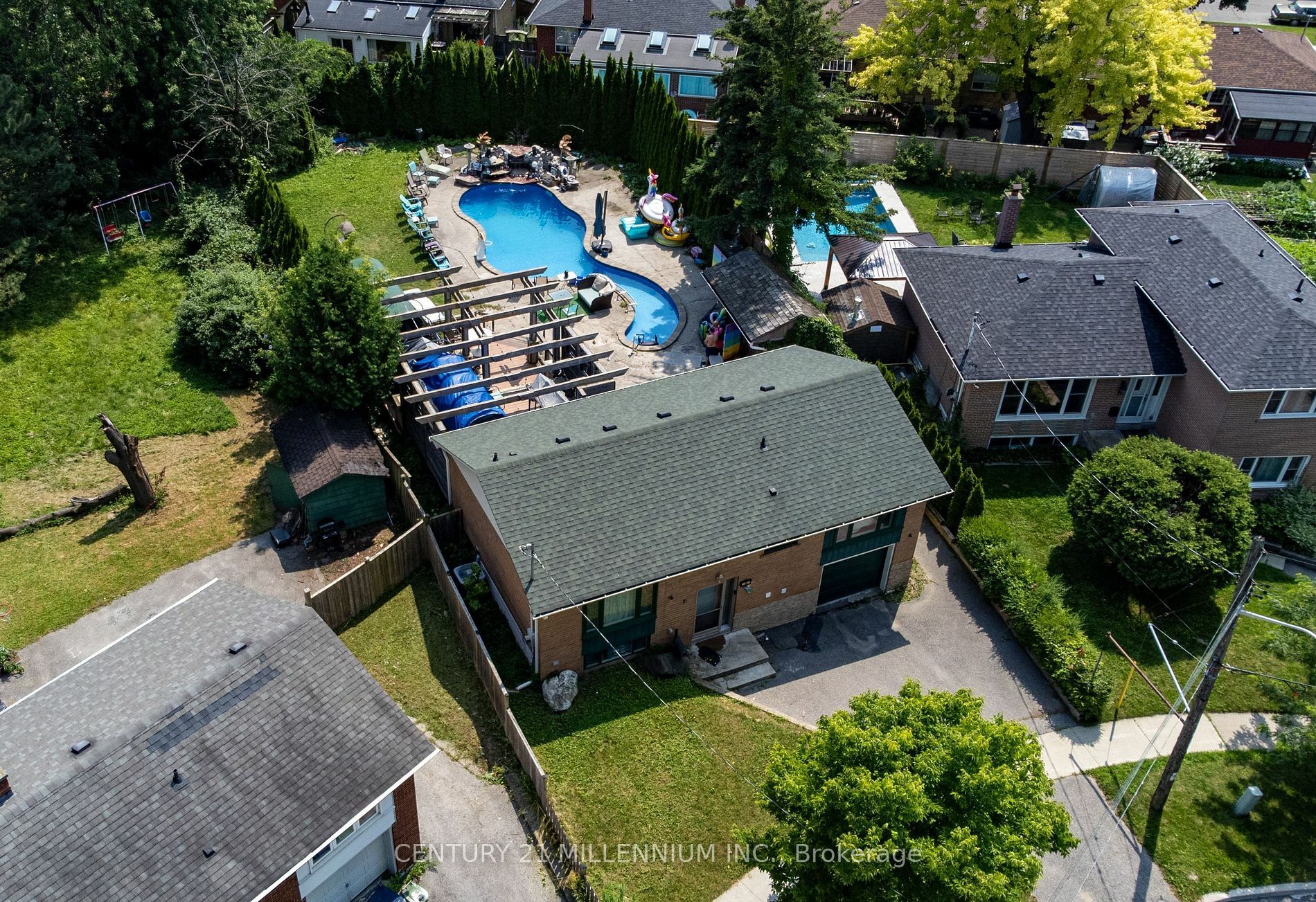 Property Photo:  15 Benary Cres  ON M1H 1K9 