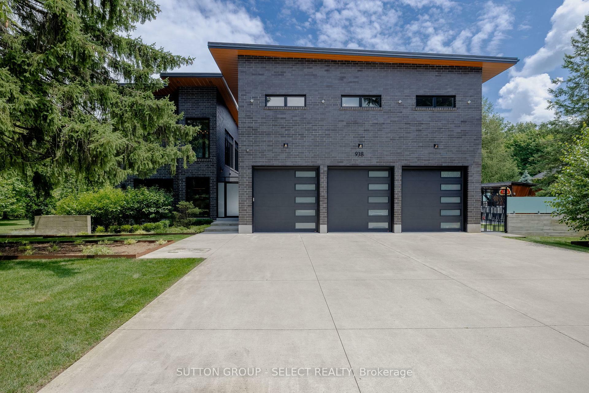 Property Photo:  9385 Elviage Drive  ON N6K 4R8 